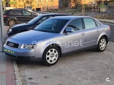 Usado Audi A4 130 CV (95 kW) 2003 Gris / plata Berlina