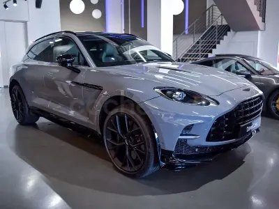 Nuevo Aston Martin DBX 707 CV (519 kW) 2026 Gris / plata SUV