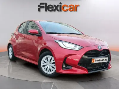 Usado Toyota Yaris Hybrid Active 116 CV (85 kW) 2023 Rojo Utilitario