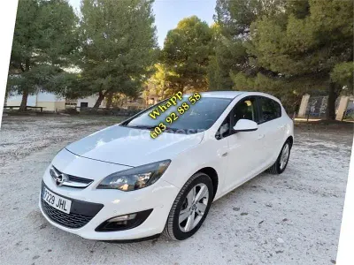 Usado Opel Astra Edition 100 CV (73 kW) 2015 Blanco Berlina