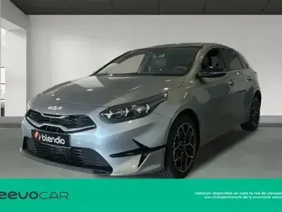 Usado Kia Ceed Style 100 CV (73 kW) 2025 Gris Utilitario