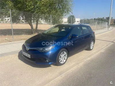 Usado Toyota Auris Hybrid Business Edition 136 CV (100 kW) 2018 Azul Berlina