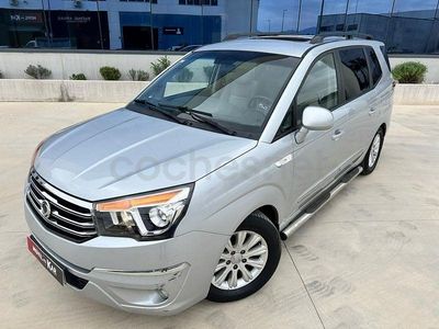 Usado Ssangyong (KGM) Rodius Limited 155 CV (114 kW) 2014 Gris / plata Monovolumen