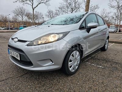 Usado Ford Fiesta Trend 82 CV (60 kW) 2009 Gris / plata Berlina
