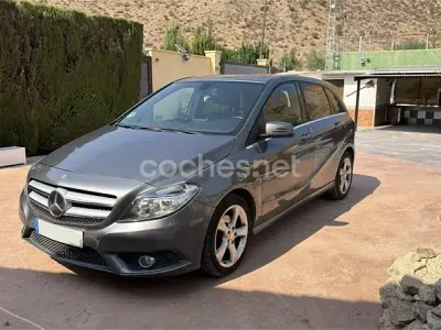 Usado Mercedes B200 136 CV (100 kW) 2014 Gris / plata Utilitario