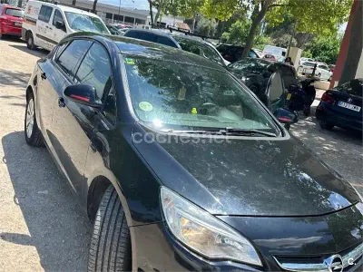 Usado Opel Astra Cosmo 110 CV (80 kW) 2010 Negro Berlina
