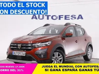 Usado Dacia Sandero Comfort 101 CV (74 kW) 2021 Granate Berlina