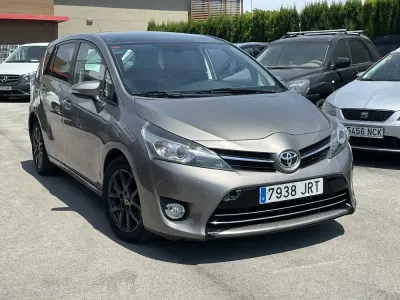 Usado Toyota Verso 111 CV (81 kW) 2016 Gris metalico Monovolumen