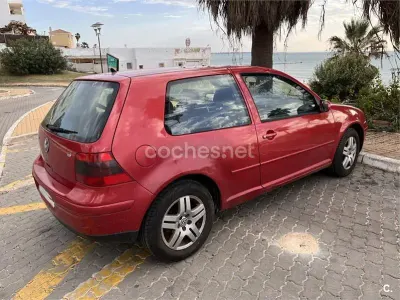Usado VW Golf IV Highline 100 CV (73 kW) 2001 Rojo Berlina