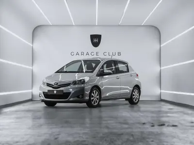 Usado Toyota Yaris Active 69 CV (50 kW) 2014 Gris Utilitario