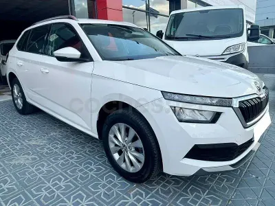 Usado Skoda Kamiq Ambition 110 CV (80 kW) 2021 Blanco SUV