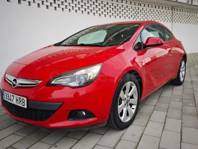 Usado Opel Astra GTC Sportive 140 CV (102 kW) 2013 Rojo Berlina