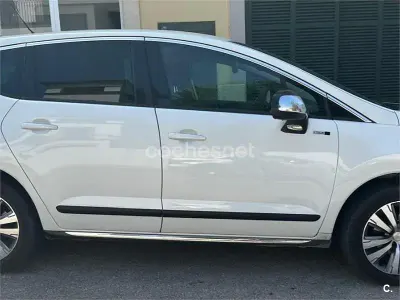 Usado Peugeot 3008 Style 120 CV (88 kW) 2015 Blanco Familiar