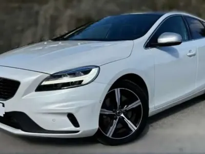 Usado Volvo V40 R-Design Momentum 152 CV (111 kW) 2019 Naranja Utilitario