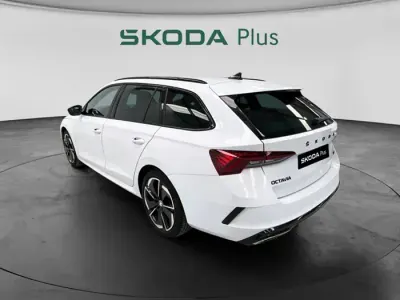 Usado Skoda Octavia RS 200 CV (147 kW) 2023 Blanco Familiar