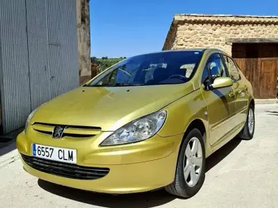Usado Peugeot 307 110 CV (80 kW) 2004 Amarillo Berlina