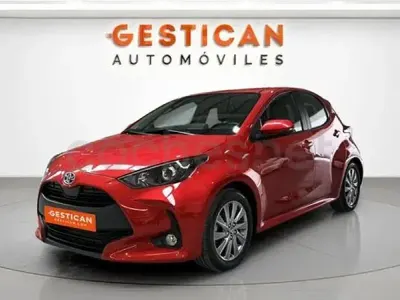 Occasion Toyota Yaris Hybrid Active 116 PK (85 kW) 2023 Rood Sedan
