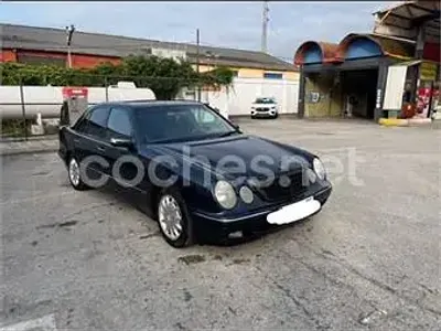 Usado Mercedes E270 Elegance 170 CV (125 kW) 2001 Azul Berlina