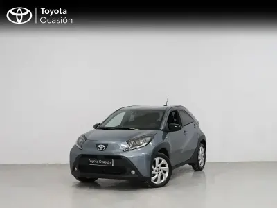 Usado Toyota Aygo X Play 72 CV (52 kW) 2024 Gris SUV