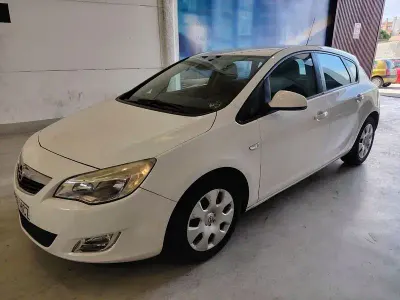 Używany Opel Astra Essentia 95 KM (69 kW) 2011 Biały Sedan/Limuzyna