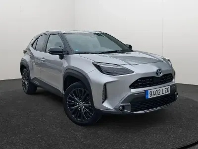 Usado Toyota Yaris 116 CV (85 kW) 2022 Gris Utilitario