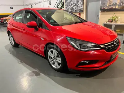 Usado Opel Astra Selective 110 CV (80 kW) 2019 Granate Berlina