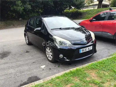 Usado Toyota Yaris Hybrid Active 100 CV (73 kW) 2012 Negro Berlina