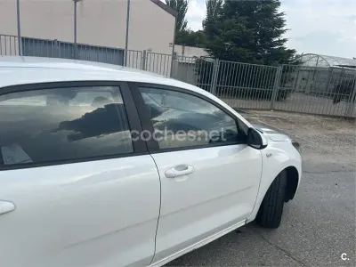 Usado Kia Rio Plus 84 CV (61 kW) 2017 Blanco Berlina