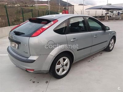 Usado Ford Focus Trend 109 CV (80 kW) 2005 Gris / plata Berlina