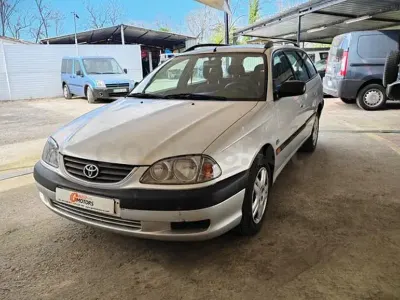 Usado Toyota Avensis Terra 110 CV (80 kW) 2000 Gris / plata Familiar