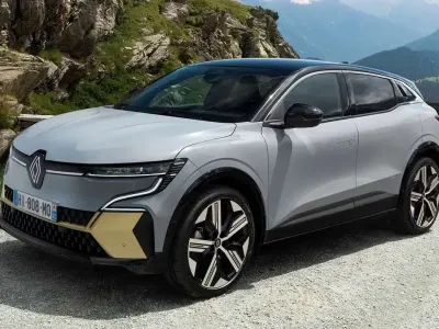 Usado Renault Megane E-Tech Evolution 96 kW (131 CV) 2025 Gris Utilitario