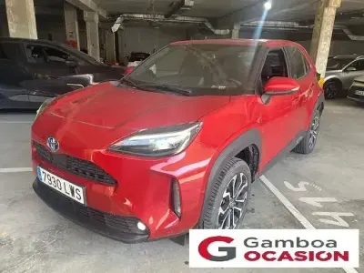 Usado Toyota Yaris Active 115 CV (84 kW) 2022 Rojo Utilitario
