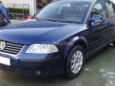 Usado VW Passat Edition 130 CV (95 kW) 2004 Azul Berlina