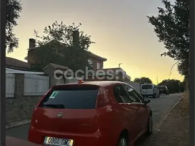 Usado Fiat Grande Punto Dynamic 95 CV (69 kW) 2009 Rojo Utilitario