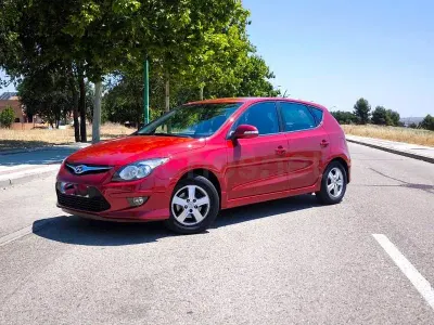Usado Hyundai i30 Comfort 109 CV (80 kW) 2011 Granate Berlina