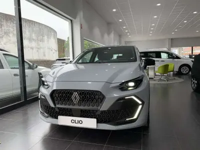 Nuevo Renault Clio Evolution 114 CV (83 kW) 2026 Gris Utilitario