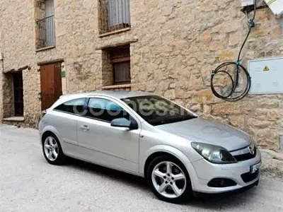 Usado Opel Astra GTC Sport 120 CV (88 kW) 2005 Gris / plata Berlina