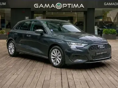 Usado Audi A3 Attraction 110 CV (80 kW) 2022 Gris / plata Berlina