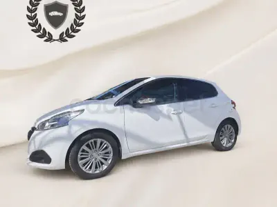 Usado Peugeot 208 Allure 82 CV (60 kW) 2018 Blanco Utilitario