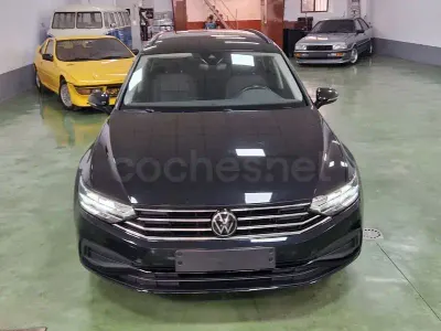 Usado VW Passat Executive 122 CV (89 kW) 2022 Negro Familiar