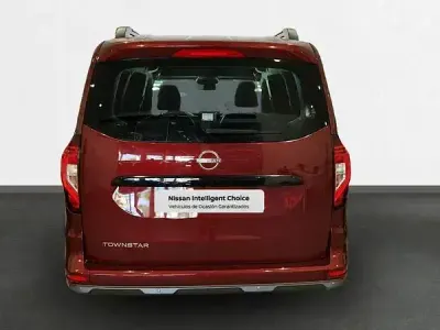 Usado Nissan Townstar N-Connecta 130 CV (95 kW) 2022 Rojo carmin metalizado Familiar