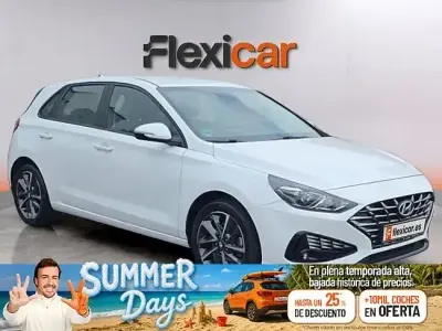 Usado Hyundai i30 110 CV (80 kW) 2021 Blanco Berlina
