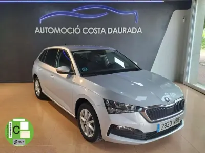 Usado Skoda Scala Ambition 110 CV (80 kW) 2022 Plateado Utilitario