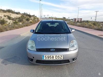 Usado Ford Fiesta 90 CV (66 kW) 2005 Gris / plata Utilitario