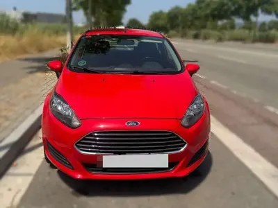 Usado Ford Fiesta Trend 95 CV (69 kW) 2016 Rojo Utilitario