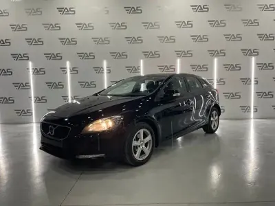 Usado Volvo V40 Momentum 120 CV (88 kW) 2016 Negro Utilitario