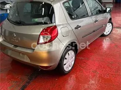 Usado Renault Clio II 75 CV (55 kW) 2011 Beige Berlina
