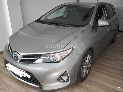 Usado Toyota Auris Hybrid Advance 136 CV (100 kW) 2013 Gris / plata Berlina
