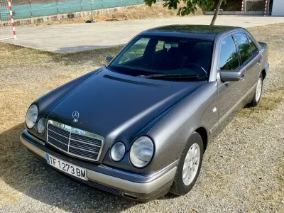 Usado Mercedes E230 Elegance 150 CV (110 kW) 1997 Gris Berlina