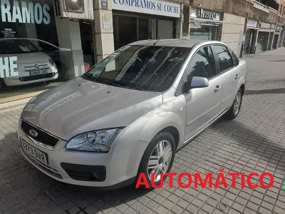 Usado Ford Focus Trend 109 CV (80 kW) 2006 Gris / plata Berlina